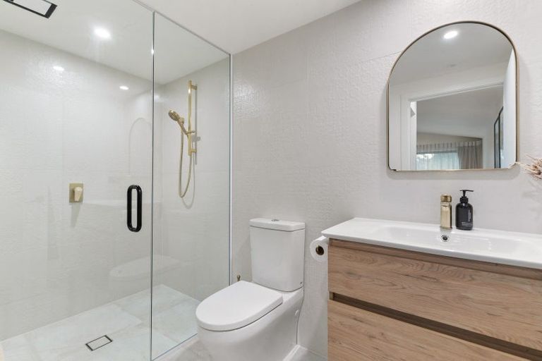 Photo of property in 32 Evergreen Place, Sunshine Bay, Queenstown, 9300