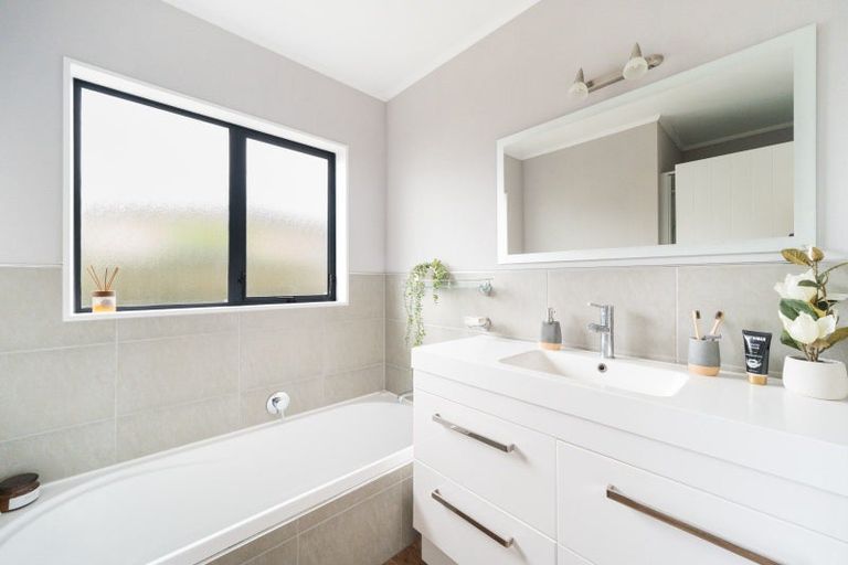 Photo of property in 71 Rhodes Drive, Kelvin Grove, Palmerston North, 4414