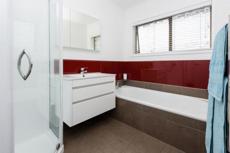 Photo of property in 2/15 Dowling Place, Pakuranga, Auckland, 2010