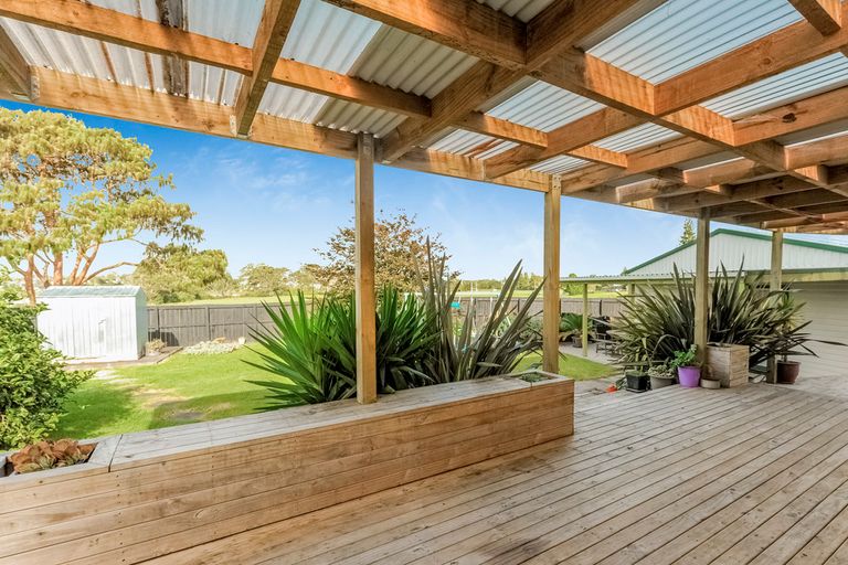Photo of property in 15 Ingleby Place, Kelston, Auckland, 0602