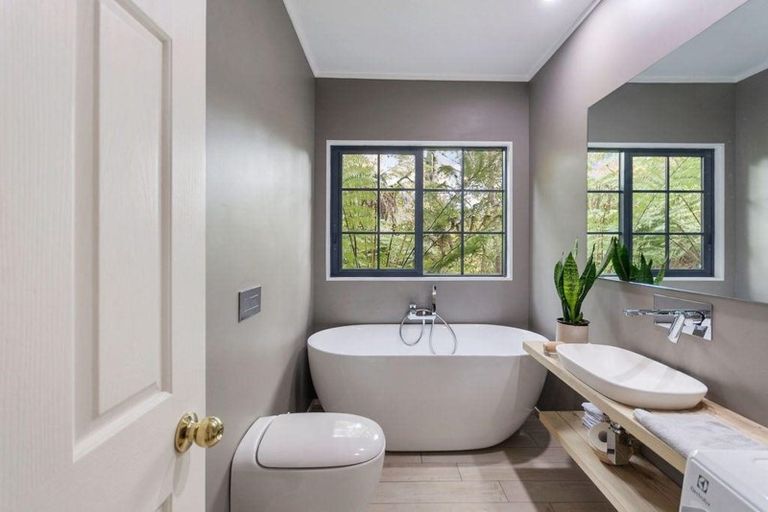 Photo of property in 24 Valley Road, Titirangi, Auckland, 0604