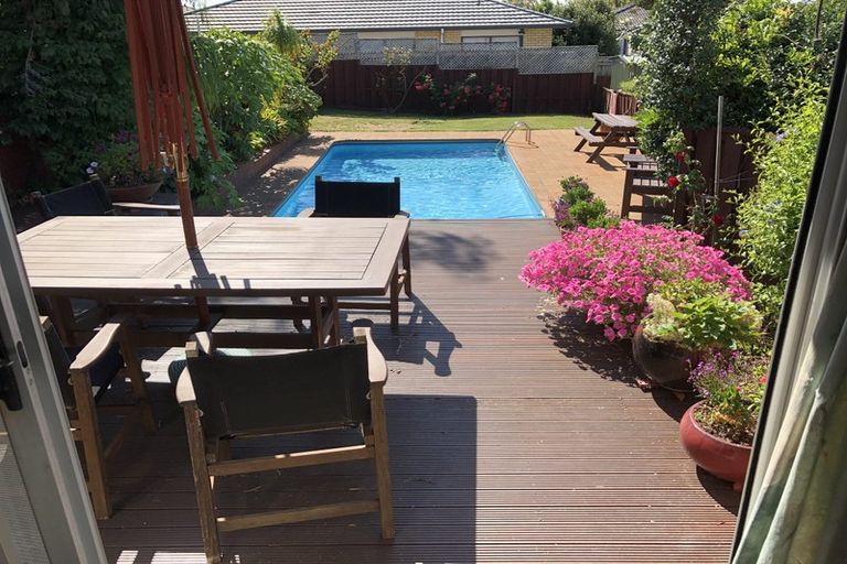 Photo of property in 10 Quibray Place, Botany Downs, Auckland, 2010