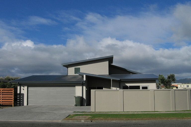 Photo of property in 186 Tutere Street, Waikanae Beach, Waikanae, 5036