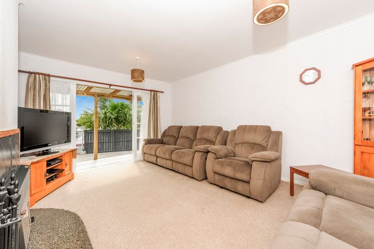 Photo of property in 15 Ingleby Place, Kelston, Auckland, 0602
