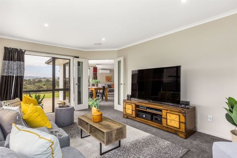 Photo of property in 17 Tongariro Drive, Aotea, Porirua, 5024