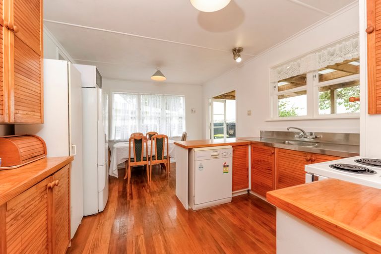 Photo of property in 15 Ingleby Place, Kelston, Auckland, 0602