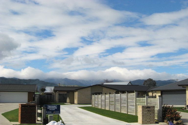 Photo of property in 14 Corfe Castle Lane, Levin, 5510