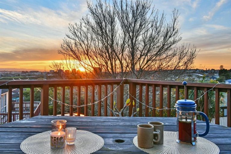 Photo of property in 42 Banyan Drive, Totara Heights, Auckland, 2105