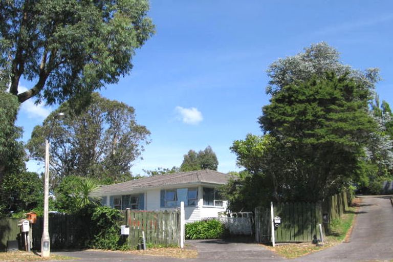 Photo of property in 16 Tahu Crescent, Sunnynook, Auckland, 0620