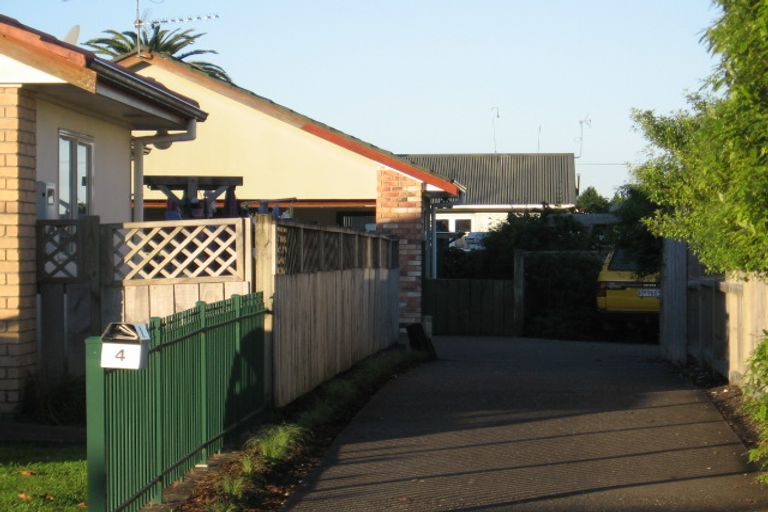 Photo of property in 4 Swanson Oaks, Swanson, Auckland, 0612