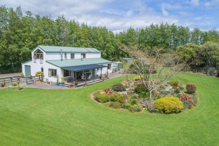 Photo of property in 370 Tararua Road, Levin, 5571
