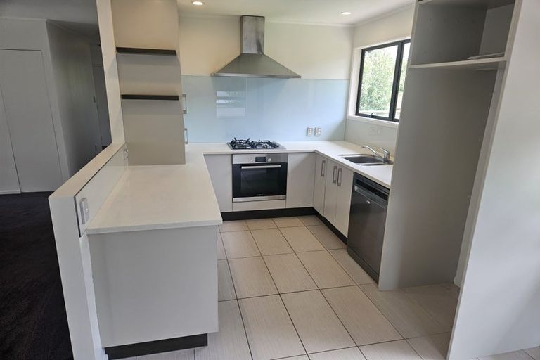 Photo of property in 1/4 Tallington Crescent, Torbay, Auckland, 0630