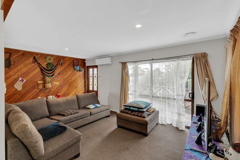 Photo of property in 2/23 Flaunty Place, West Harbour, Auckland, 0618