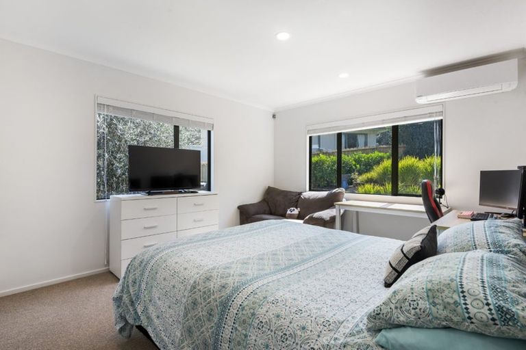 Photo of property in 7 Emerald Way, Rosedale, Auckland, 0632