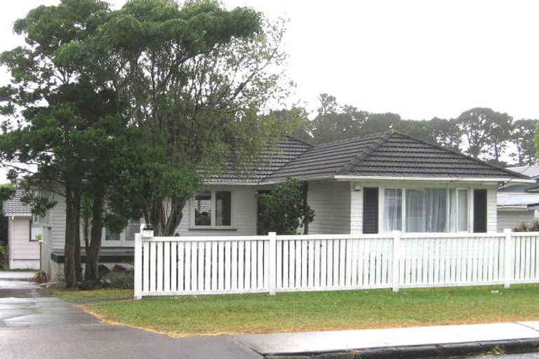 Photo of property in 77 Farquhar Road, Glendene, Auckland, 0602