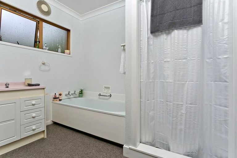 Photo of property in 1/4 Lynn Road, Bayview, Auckland, 0629
