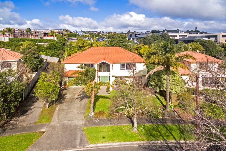 Photo of property in 22 Margaret Henry Crescent, Oteha, Auckland, 0632