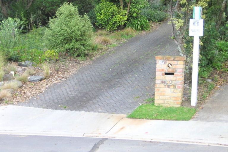 Photo of property in 32 Chelverton Terrace, Red Beach, 0932