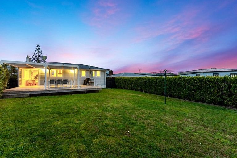 Photo of property in 1/64 Sunnynook Road, Sunnynook, Auckland, 0620