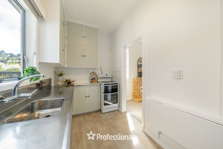 Photo of property in 17 Maungaraki Road, Korokoro, Lower Hutt, 5012