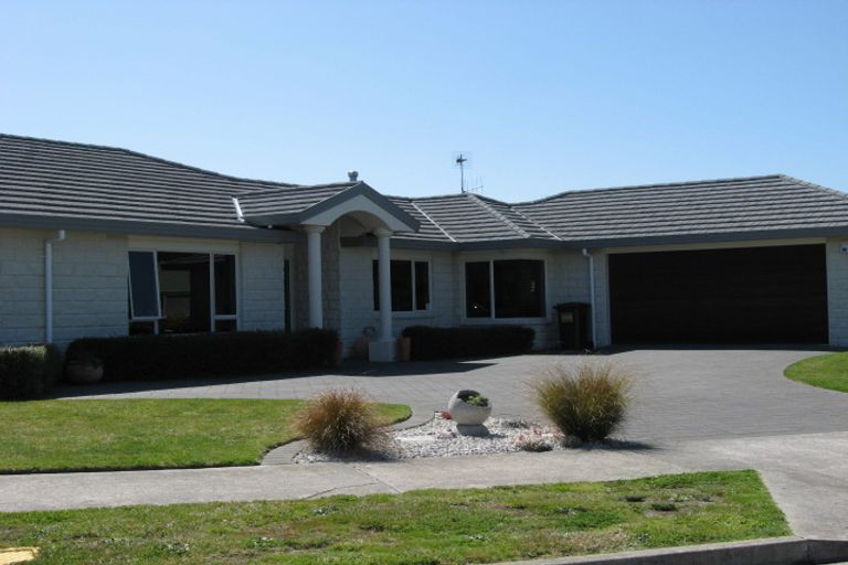 Photo of property in 8 Crown Hill, Paraparaumu, 5032