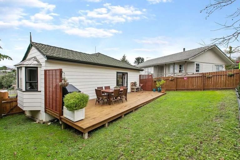 Photo of property in 2/1 Landsdale Place, Massey, Auckland, 0614