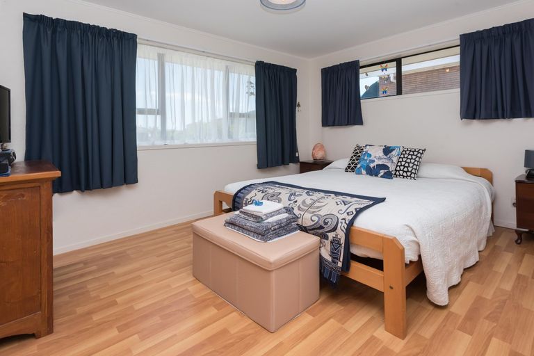 Photo of property in 14 Gwenand Place, Botany Downs, Auckland, 2010