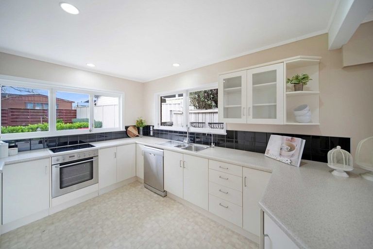 Photo of property in 15 Harford Place, Pakuranga Heights, Auckland, 2010