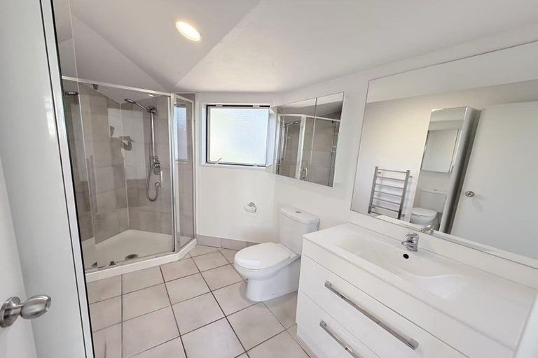 Photo of property in 1/80 Knights Road, Rothesay Bay, Auckland, 0630