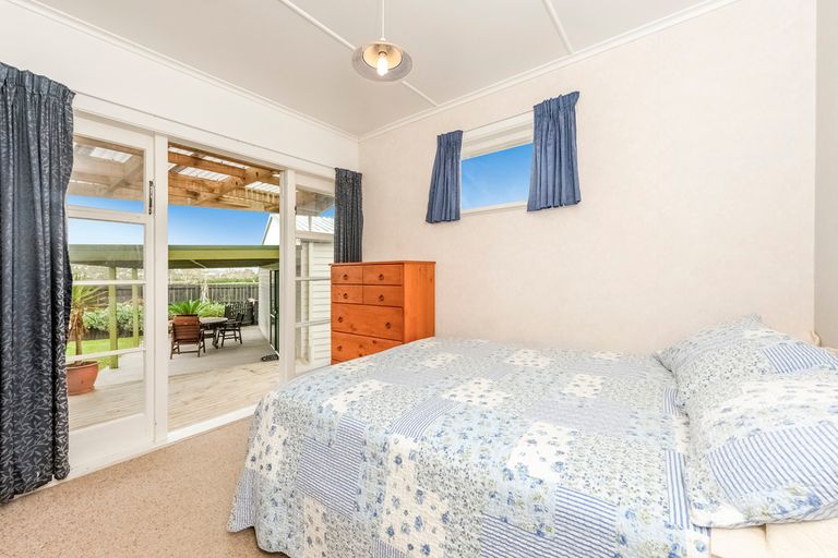 Photo of property in 15 Ingleby Place, Kelston, Auckland, 0602