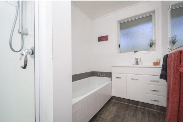 Photo of property in 31 Staincross Street, Green Bay, Auckland, 0604