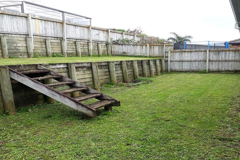 Photo of property in 20 Kathleen Reece Place, Waiuku, 2123
