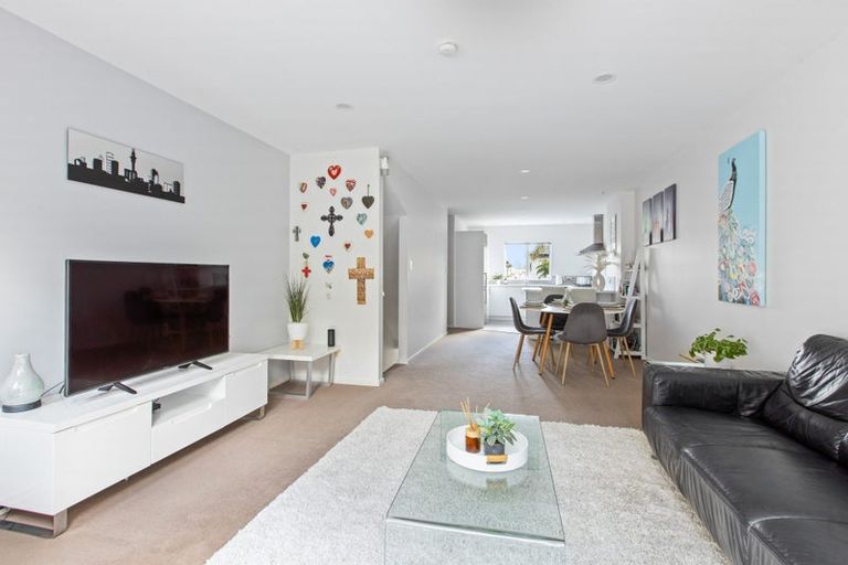 Photo of property in 8/22 Northcross Drive, Oteha, Auckland, 0632