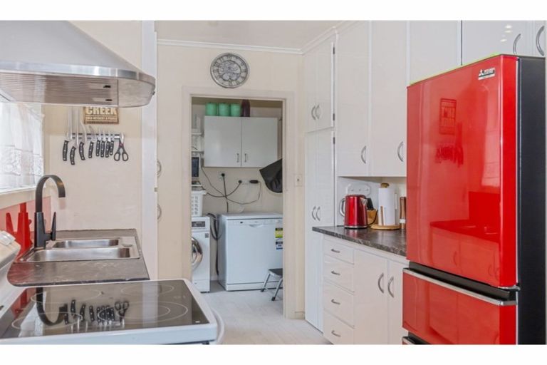 Photo of property in 1/23 Merton Avenue, Glenfield, Auckland, 0627