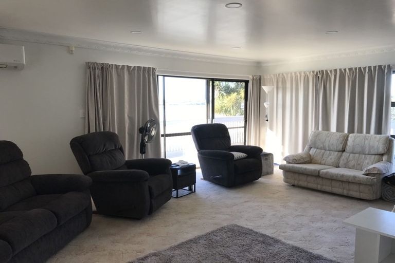 Photo of property in 19 Reynard Terrace, Conifer Grove, Takanini, 2112