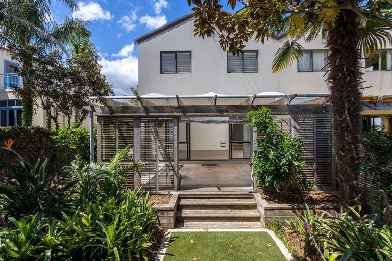 Photo of property in 34 Danica Esplanade, Te Atatu Peninsula, Auckland, 0610