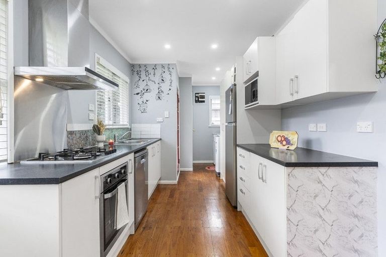 Photo of property in 1/17 Crystal Avenue, Glendene, Auckland, 0602