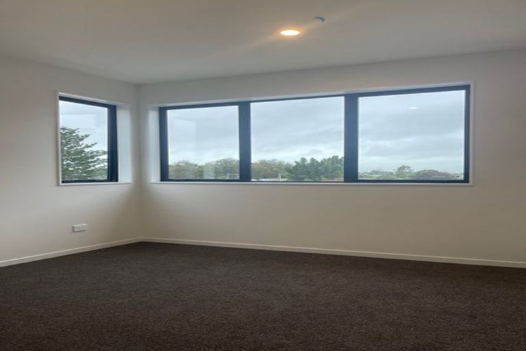 Photo of property in 233 Lake Road, Northcote, Auckland, 0627