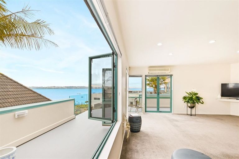 Photo of property in 122 Beach Road, Te Atatu Peninsula, Auckland, 0610