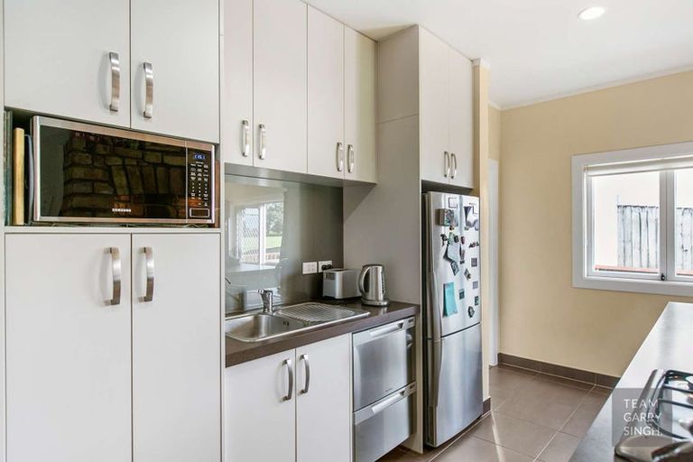 Photo of property in 1 Waiari Road, Conifer Grove, Takanini, 2112