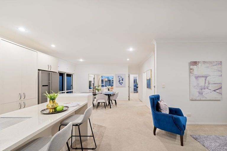 Photo of property in 16 Midhurst Avenue, Henderson, Auckland, 0612