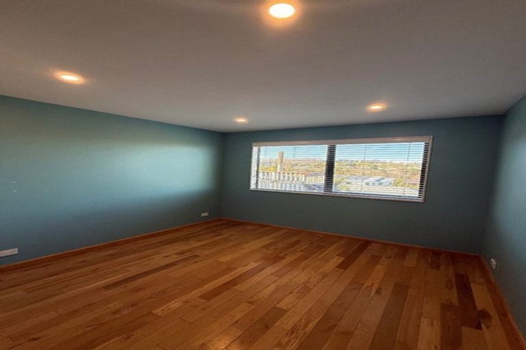 Photo of property in 28 Baulcomb Parade, Windsor Park, Auckland, 0632