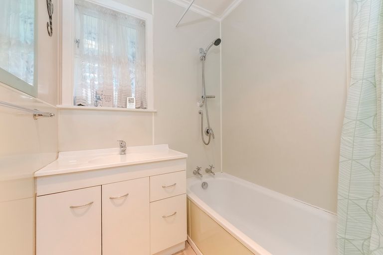 Photo of property in 15 Ingleby Place, Kelston, Auckland, 0602