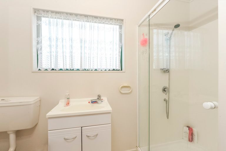 Photo of property in 15 Ingleby Place, Kelston, Auckland, 0602