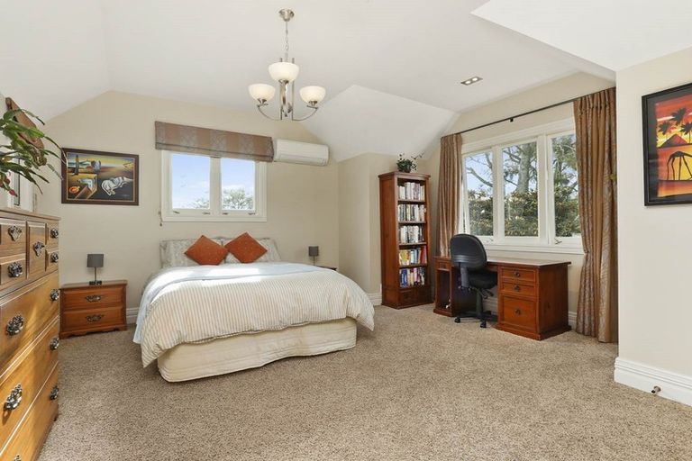 Photo of property in 186 Boord Crescent, Kumeu, 0891