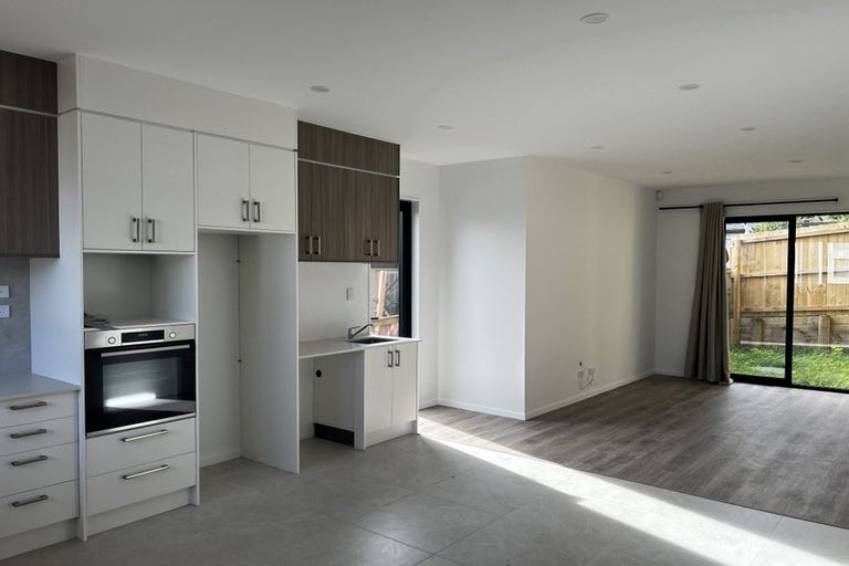 Photo of property in 7/233 Great North Road, Henderson, Auckland, 0612