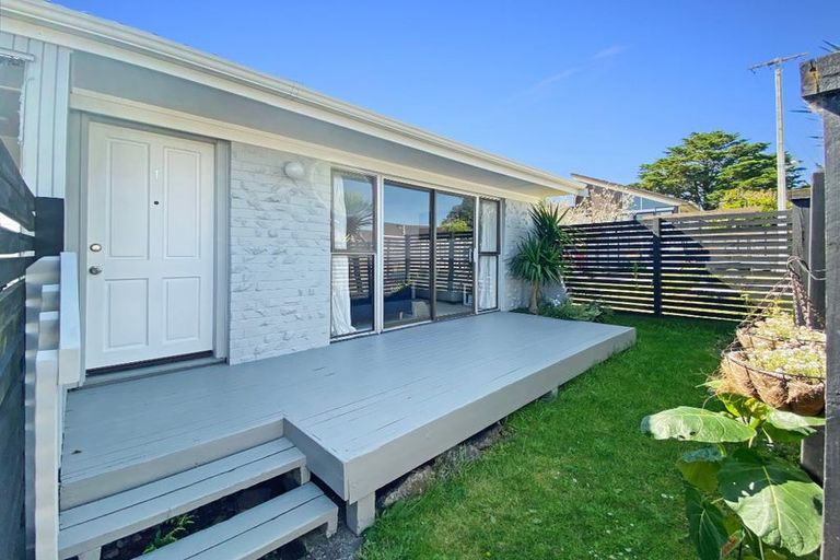 Photo of property in 1/307a Wairau Road, Totara Vale, Auckland, 0627
