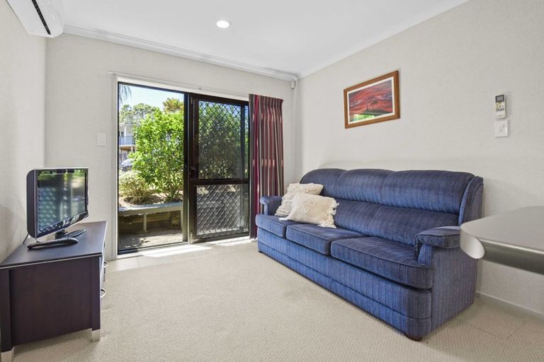Photo of property in 8 Jelas Road, Red Beach, 0932