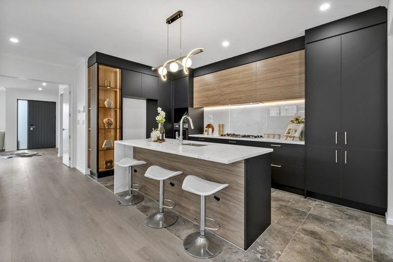 Photo of property in 8 Pineview Drive, Rosehill, Papakura, 2113