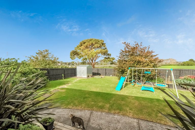 Photo of property in 15 Ingleby Place, Kelston, Auckland, 0602